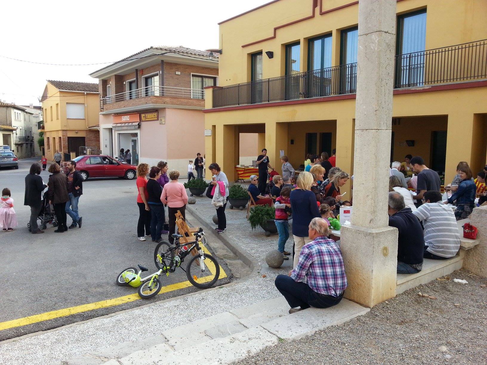 Flors, llibres i roses i altres activitats relacionades amb Sant Jordi per celebrar la diada. Actes organitzats per l'AMPA de l'escola.
